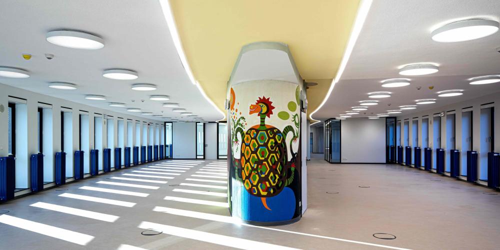 Zicht op open landschapskantoor op tweede verdieping van het gerenoveerde Braemgebouw (foto H. Hermans)