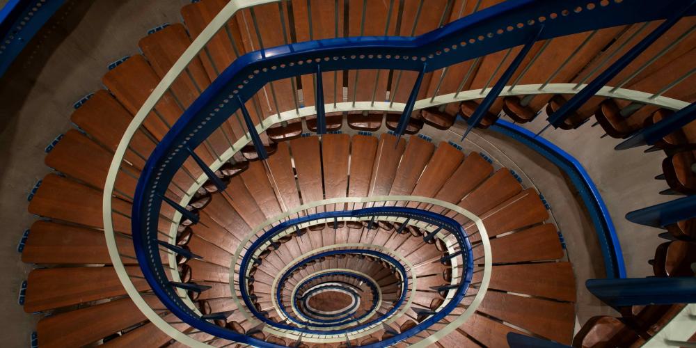 Zicht op monumentale trappenhal in het Braemgebouw (Foto: H. Hermans)