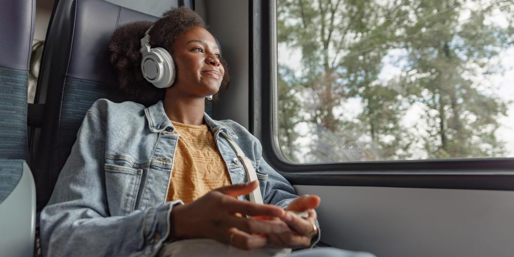 Treinreiziger in een treincoupé