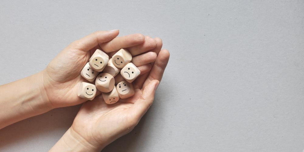 Steentjes met verschillende emoties op