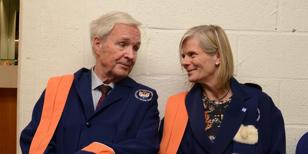 Jan Terlouw met rector Caroline Pauwels tijdens de uitreiking van de eredoctoraten in 2017