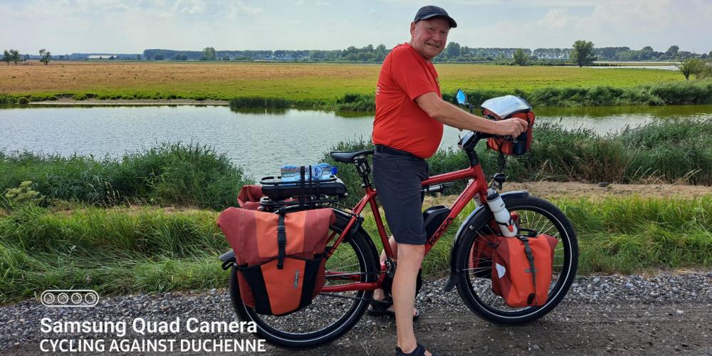Luc Vandevyvere op de fiets voor Cycling Against Duchenne