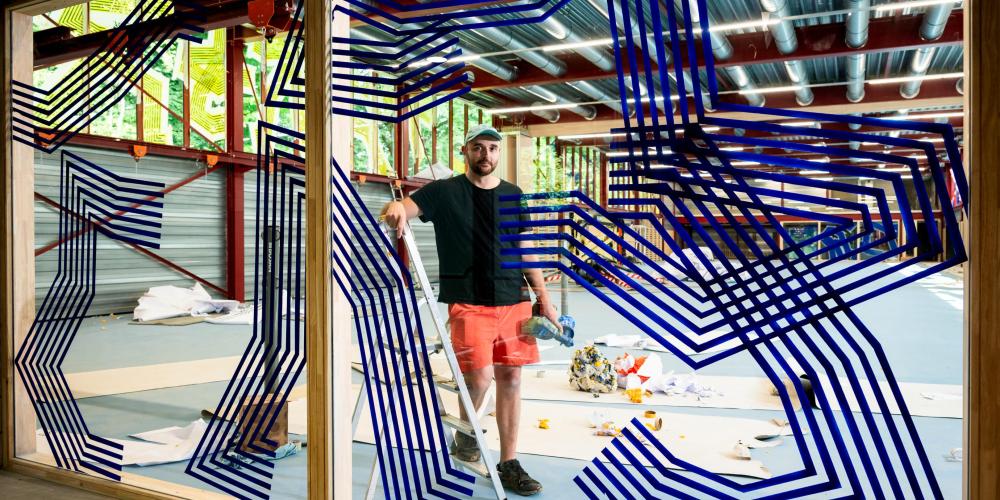 Kunstenaar Yves Dacoté voor het VEC 