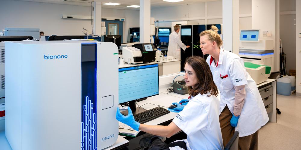 Onderzoekers aan de slag met DNA sequencer