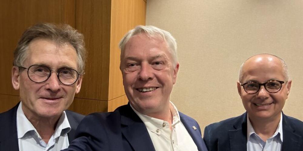 VUB-rector Jan Danckaert ontmoet Nobelprijswinnaars Ben Feringa en Omar Yaghi in Brussel