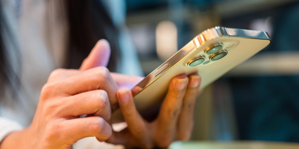 Close up van een vrouw die een GSM gebruikt