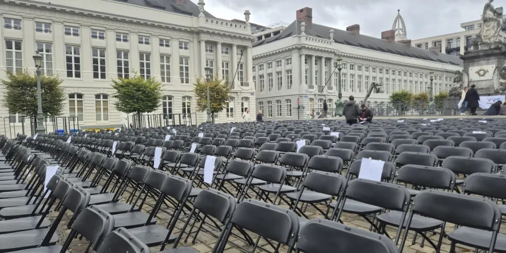 De Vlaamse Vereniging van Studenten (VVS) plaatste 1.000 lege stoelen aan het Martelaarsplein als protest tegen de geplande besparingen in het hoger onderwijs De Vlaamse Vereniging van Studenten (VVS) plaatste 1.000 lege stoelen aan het Martelaarsplein als protest tegen de geplande besparingen in het hoger onderwijs