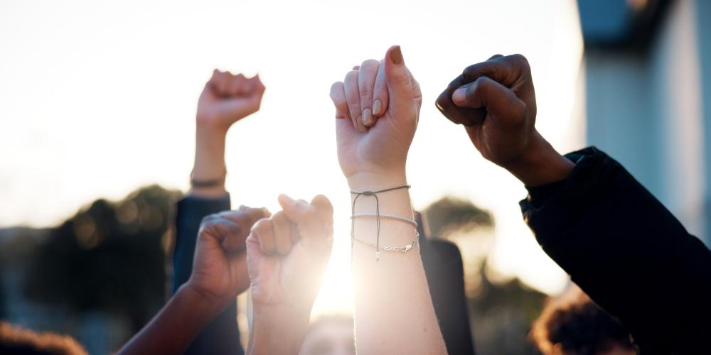 Studenten vuisten in de lucht