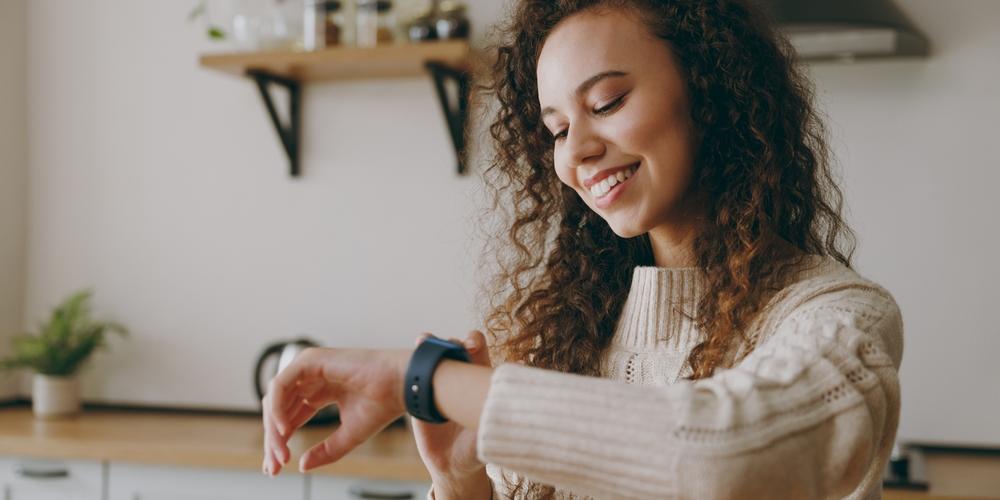 Vrouw met smartwatch