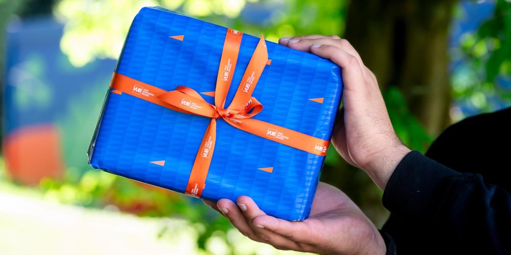 Een cadeau verpakt in VUB-geschenkpapier