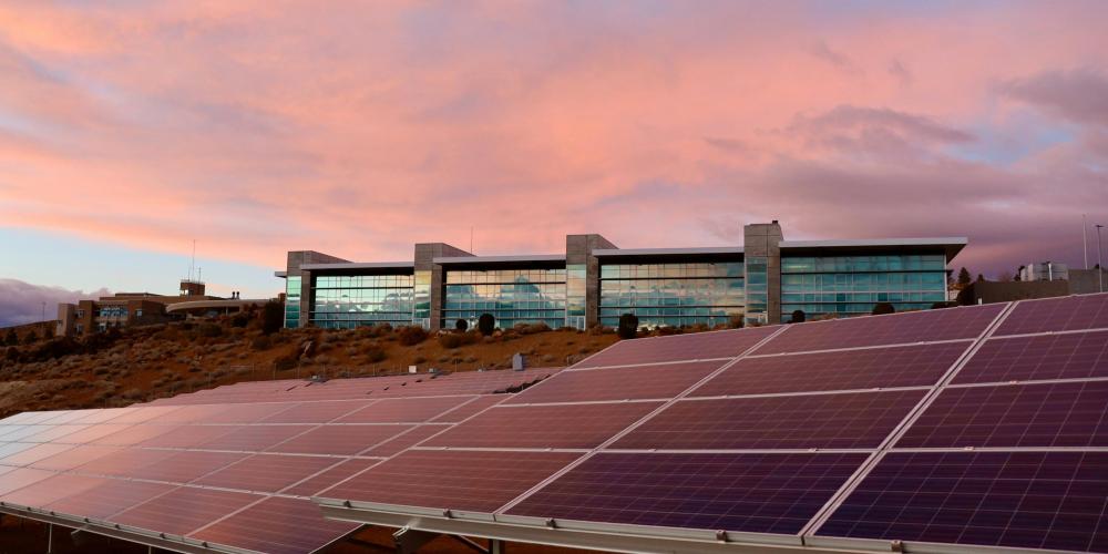 Gebouw met zonnepanelen