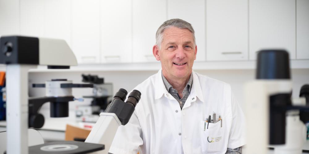 Professor Bart Neyns in het labo