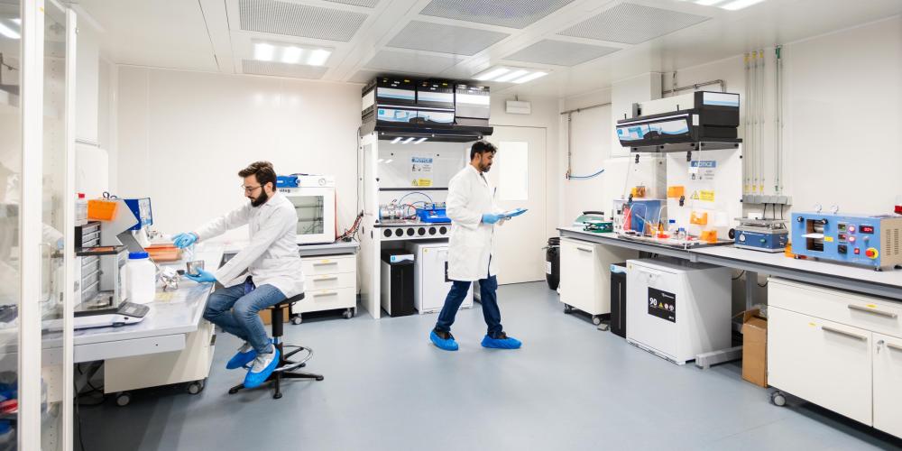 Onderzoekers aan de slag in labo