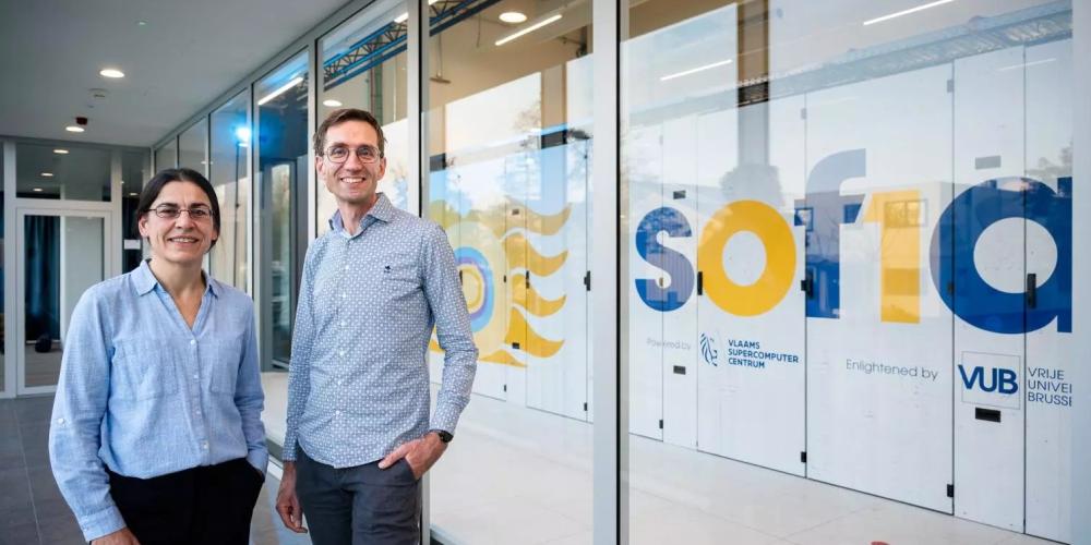 Karin Voets (CIO VUB) en Ward Poelmans (Directie ICT VUB) voor de pas ingehuldigde supercomputer Sofia