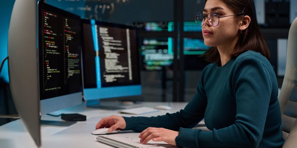  Cybersecurity, controle door jonge vrouw