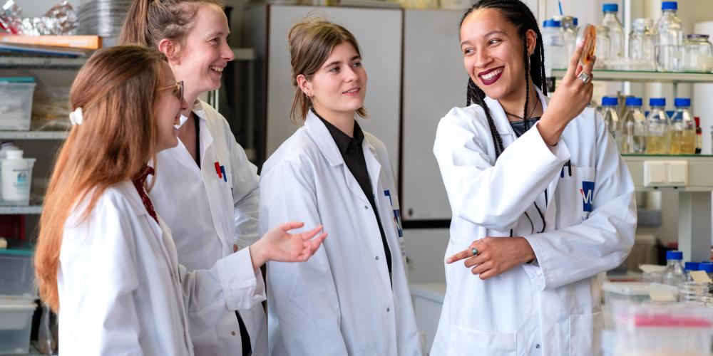 Vrouwelijke onderzoekers in labo