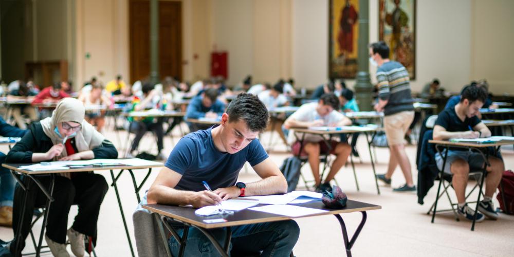 Studenten bezig met een examen