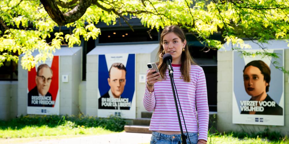 Studenten leest voor aan het VUB-verzetspad