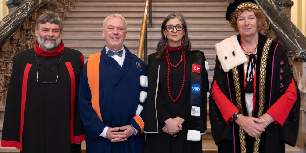 Albanese met rectoren op trap