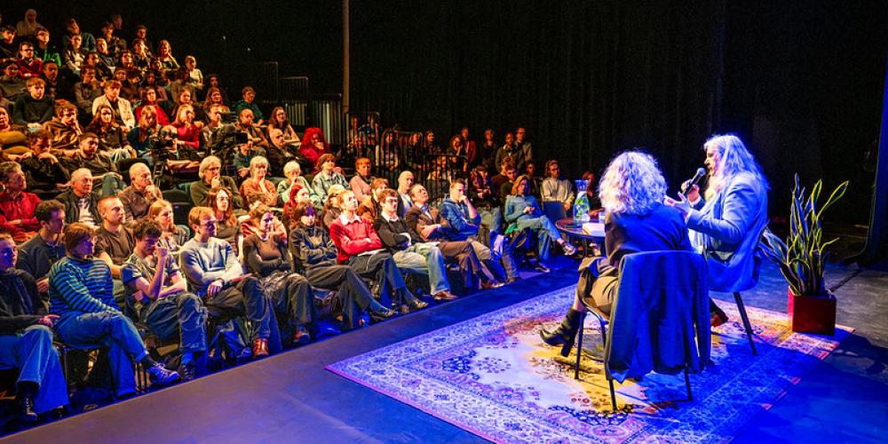Ilja Pfeijffer voor een volle zaal studenten