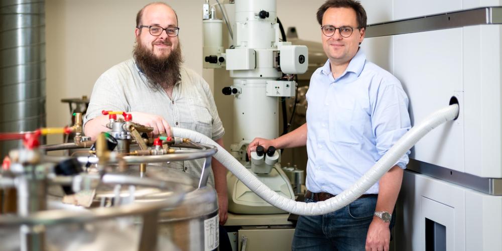 Cryo Electron Microscope research group