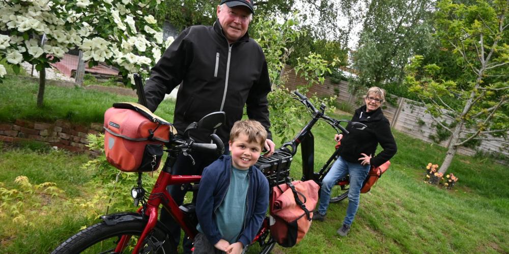 Luc Vandevyvere met kleinzoon en vrouw op fiets