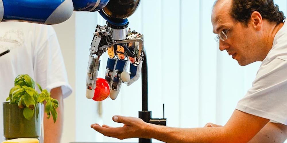 Robot legt appel in hand