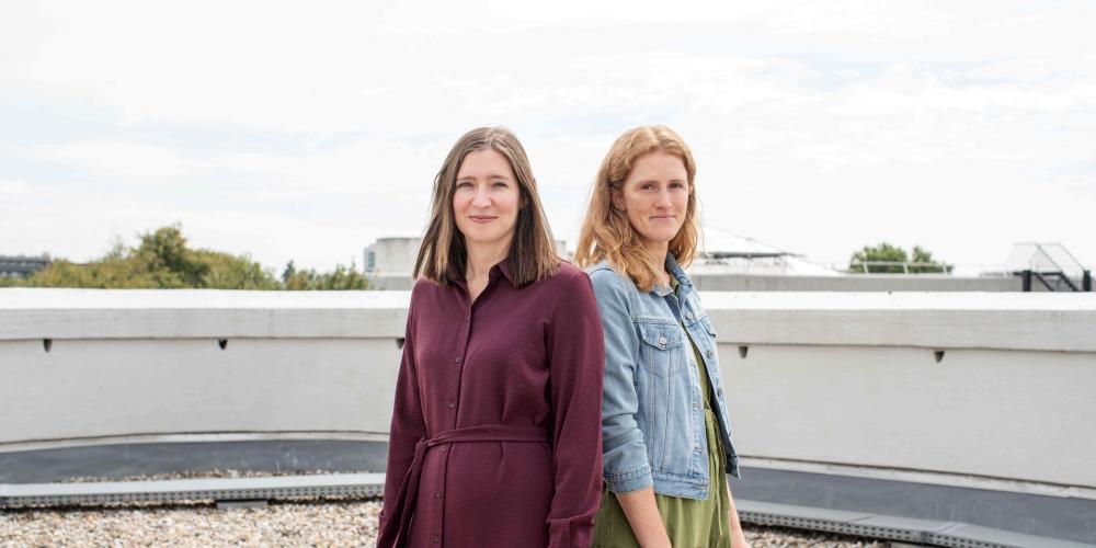 Noëmi Verreyen, teamcoördinator Well-being, en Elly Audenaert, coördinator psychosociale aspecten en VUB-Meldpunt