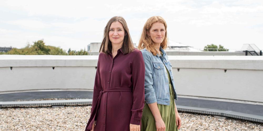 Noëmi Verreyen, teamcoördinator Well-being, en Elly Audenaert, coördinator psychosociale aspecten en VUB-Meldpunt