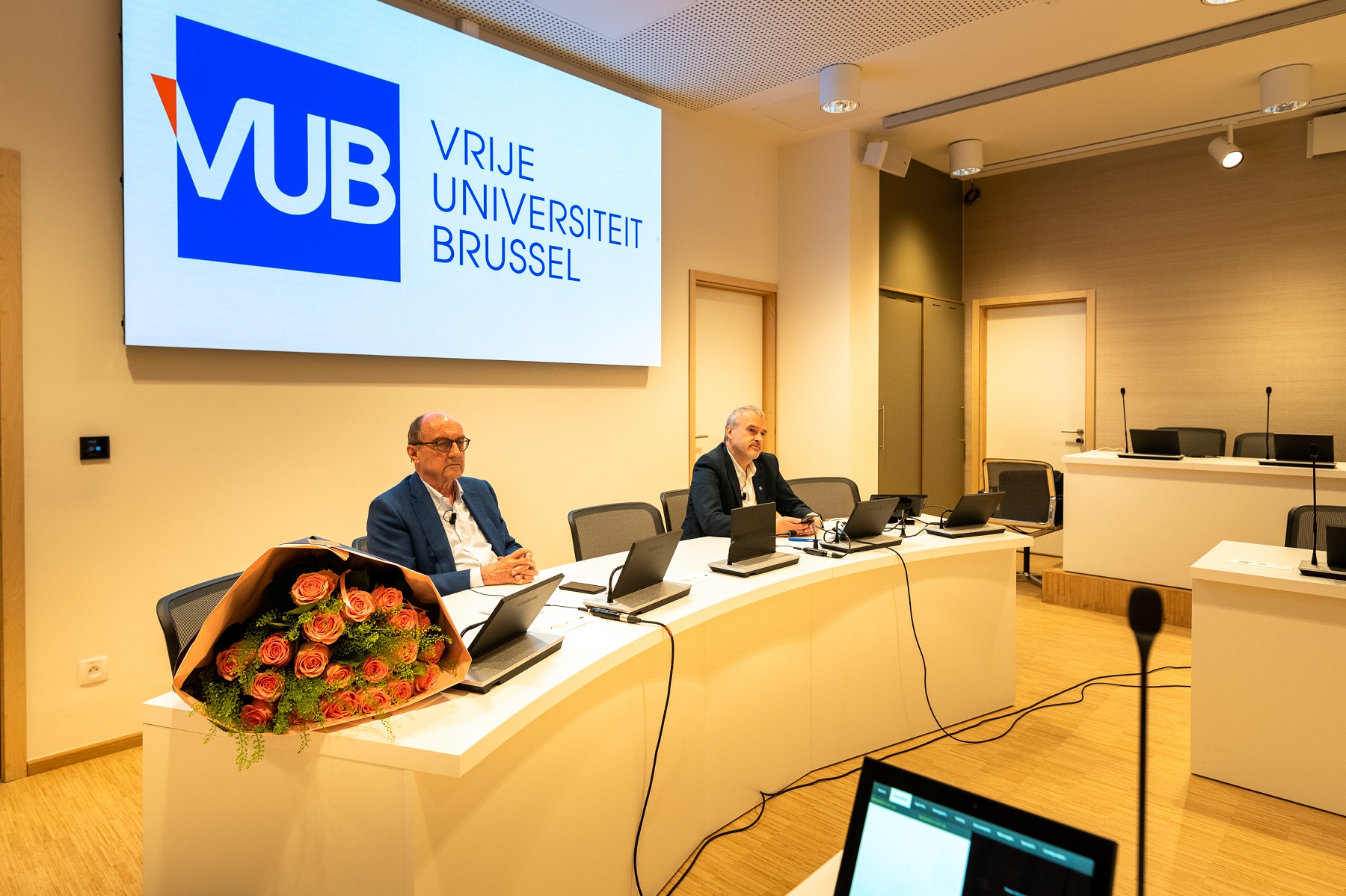 UItreiking bloemen tijdens bekendmaking rectorverkiezing VUB