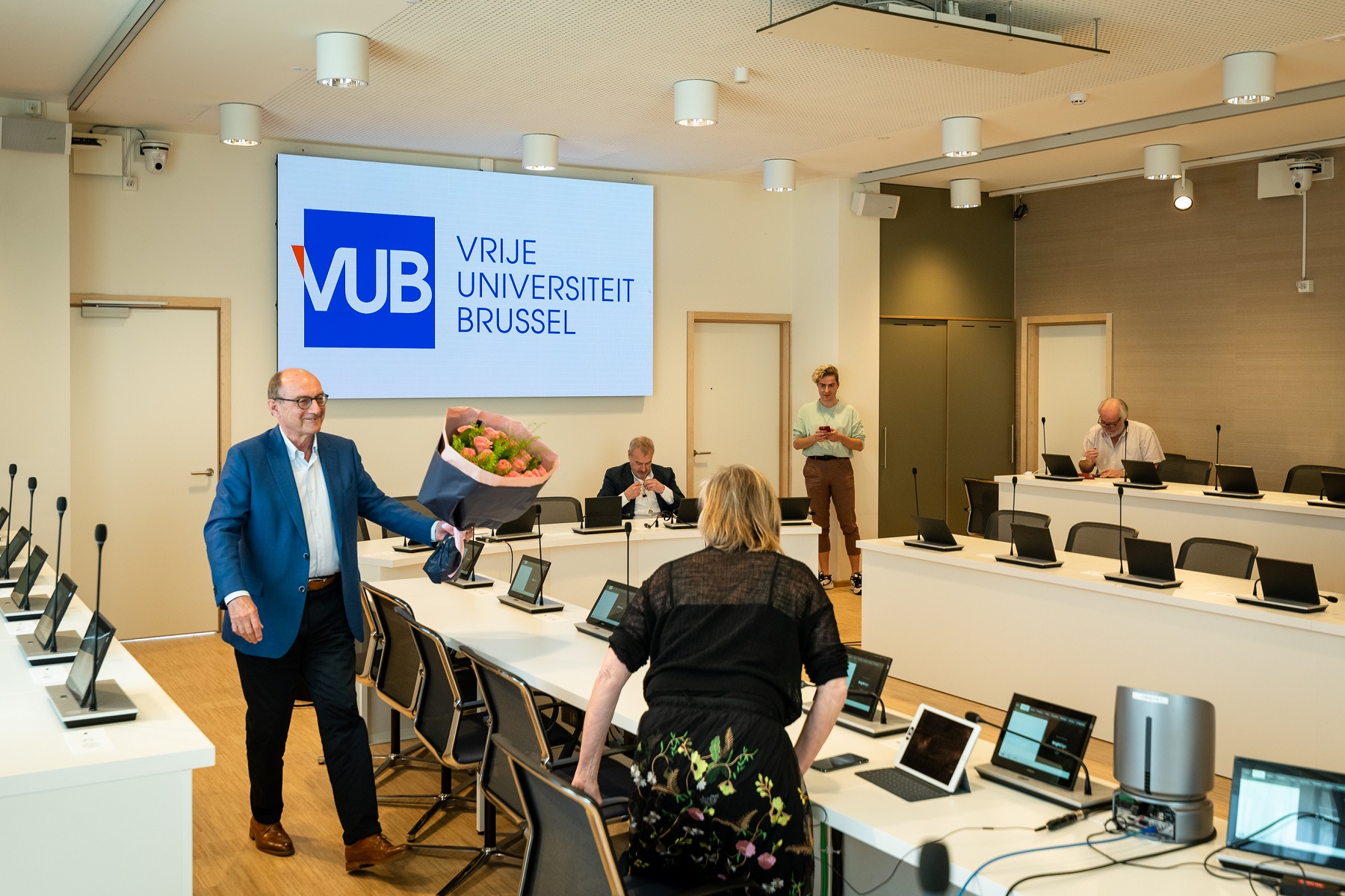 UItreiking bloemen tijdens bekendmaking rectorverkiezing VUB